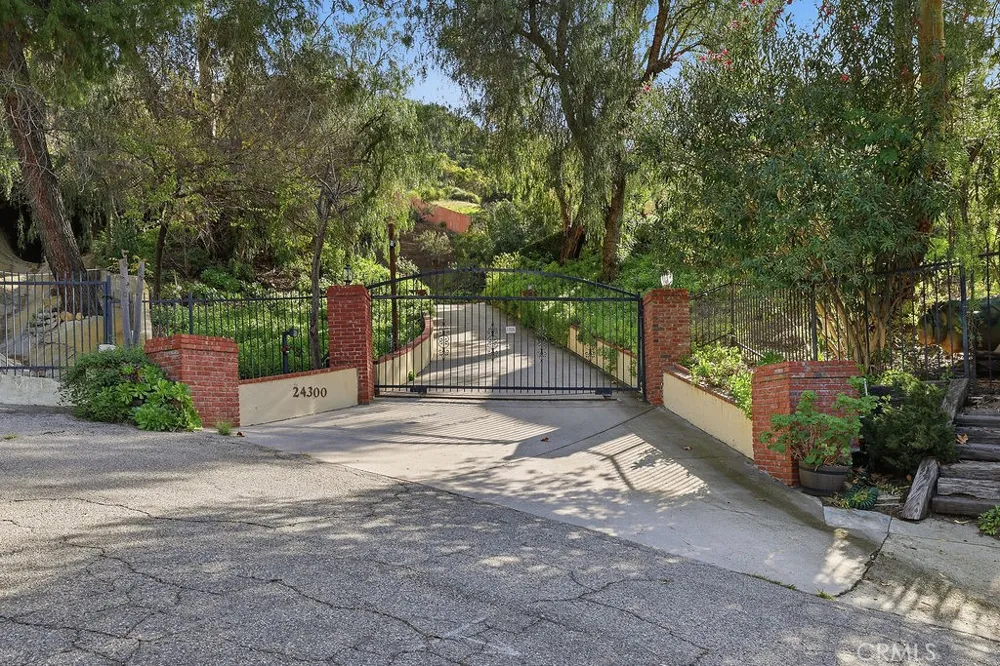 24300 Sylvan Glen Calabasas, CA 91302