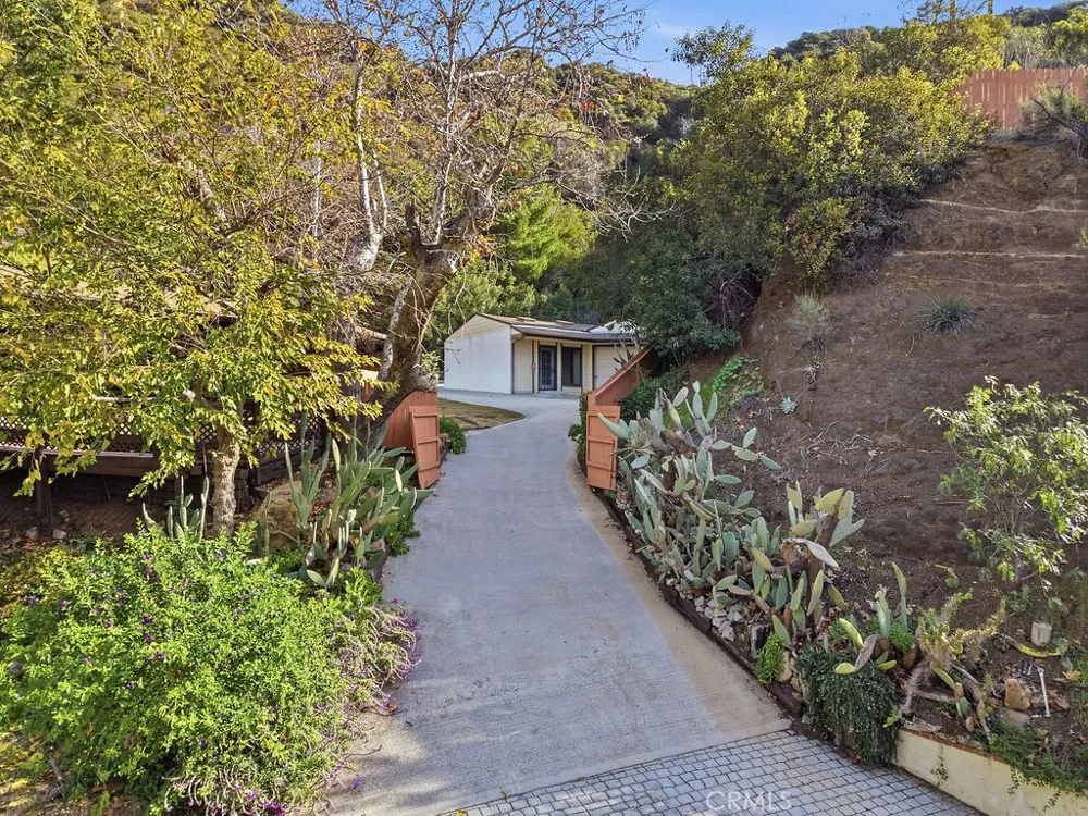 24300 Sylvan Glen Calabasas, CA 91302