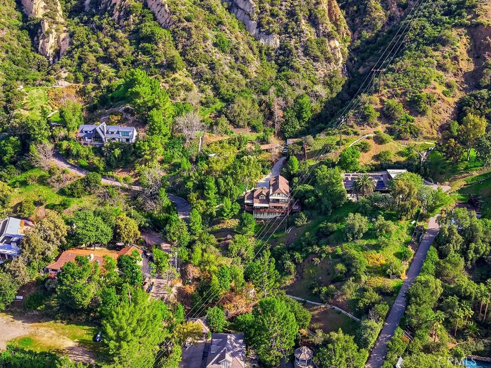 24300 Sylvan Glen Calabasas, CA 91302