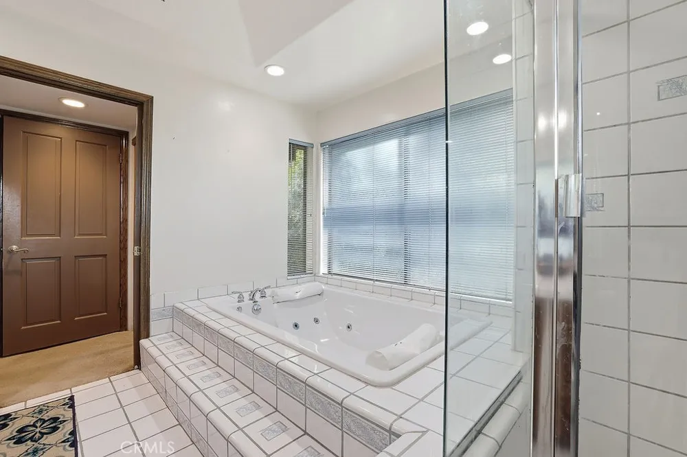 24300 Sylvan Glen Calabasas, CA 91302