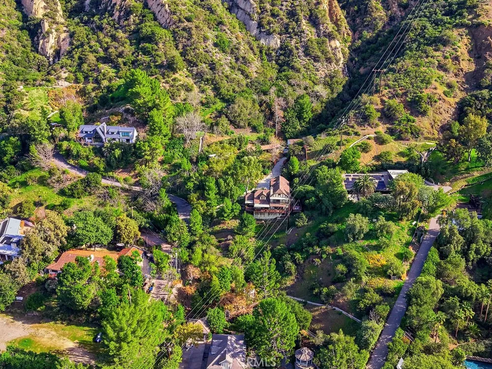 24300 Sylvan Glen Calabasas, CA 91302