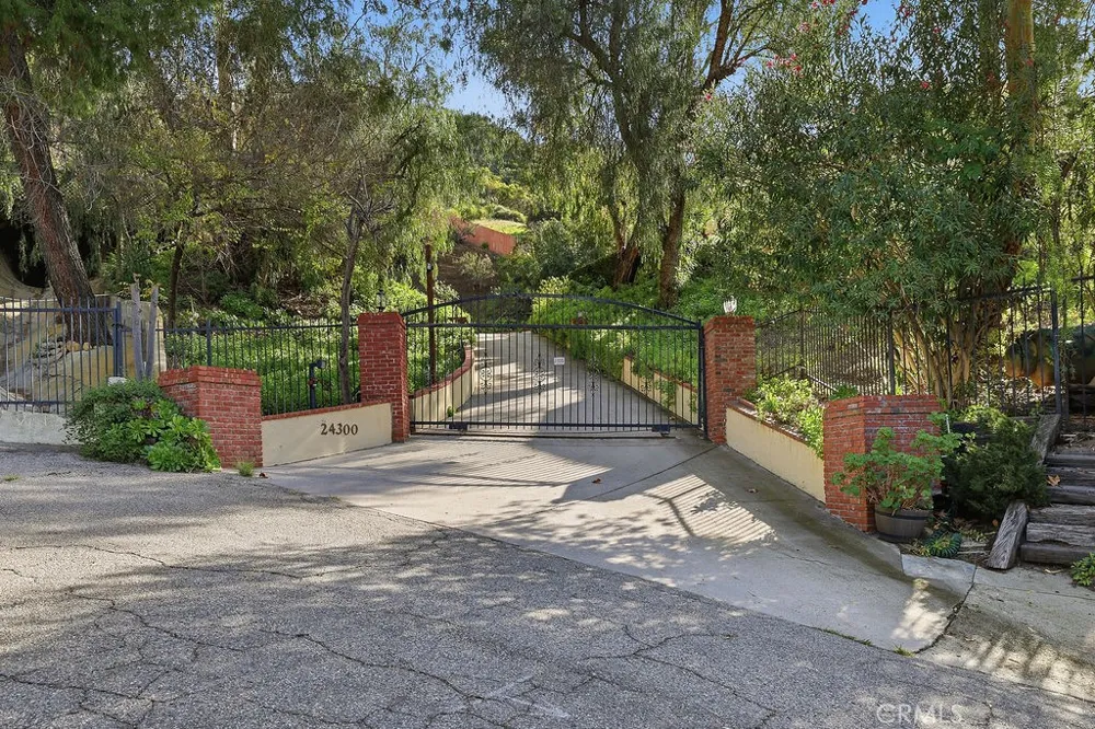 24300 Sylvan Glen Calabasas, CA 91302