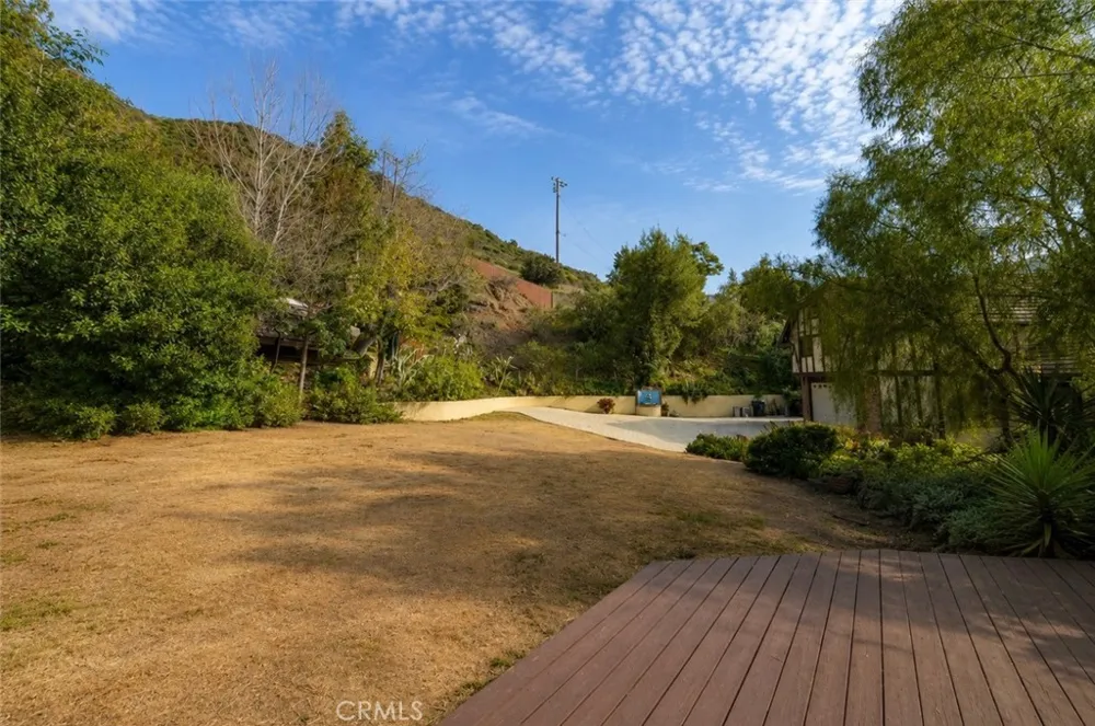 24300 Sylvan Glen Calabasas, CA 91302