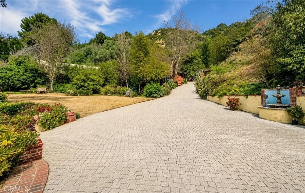 24300 Sylvan Glen Calabasas, CA 91302