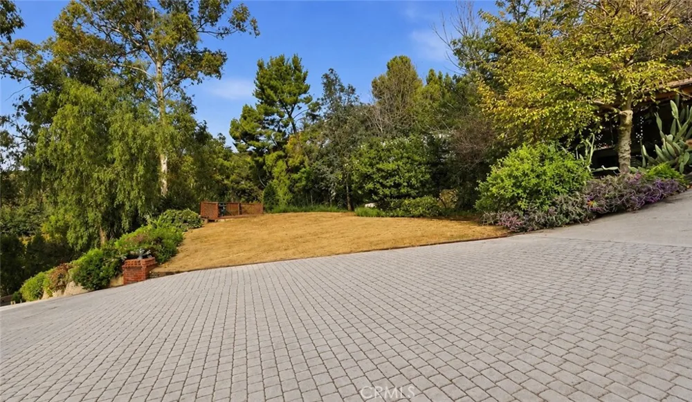 24300 Sylvan Glen Calabasas, CA 91302