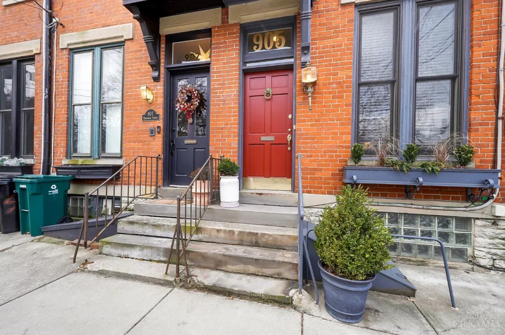 905 Paradrome Street