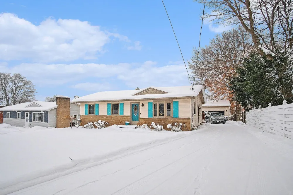 3204 Ipswich Drive NW