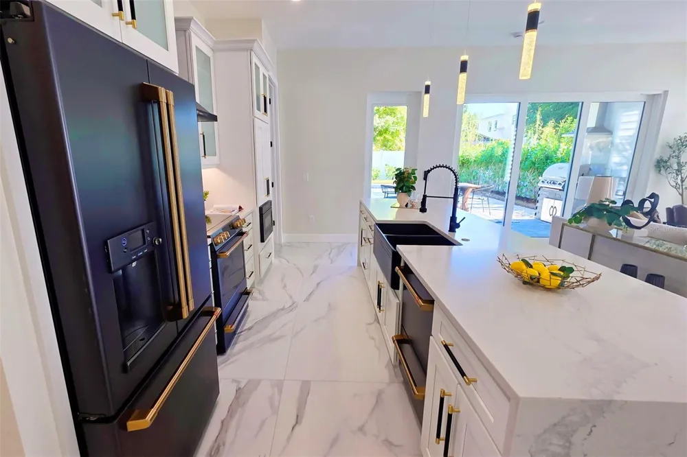 1156 COCOANUT AVENUE Sarasota, FL 34236
