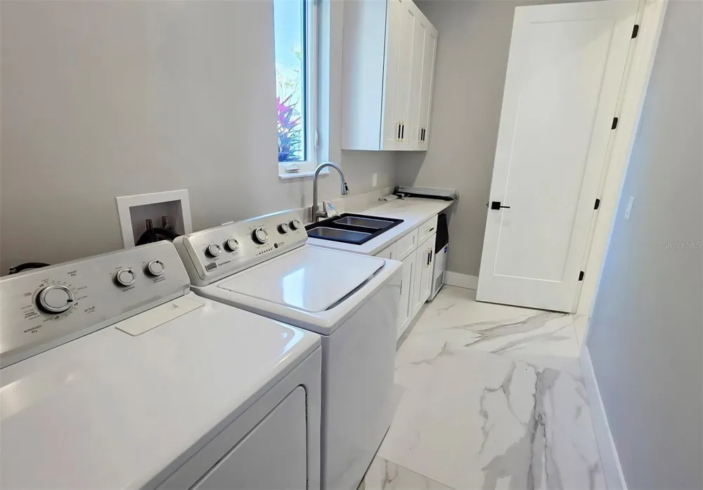 1156 COCOANUT AVENUE Sarasota, FL 34236