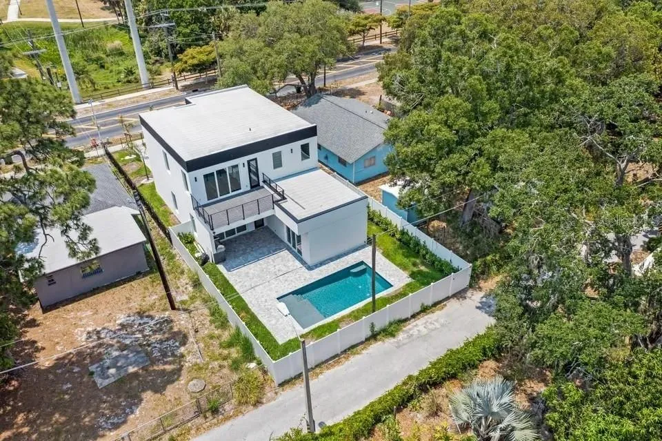 1156 COCOANUT AVENUE Sarasota, FL 34236