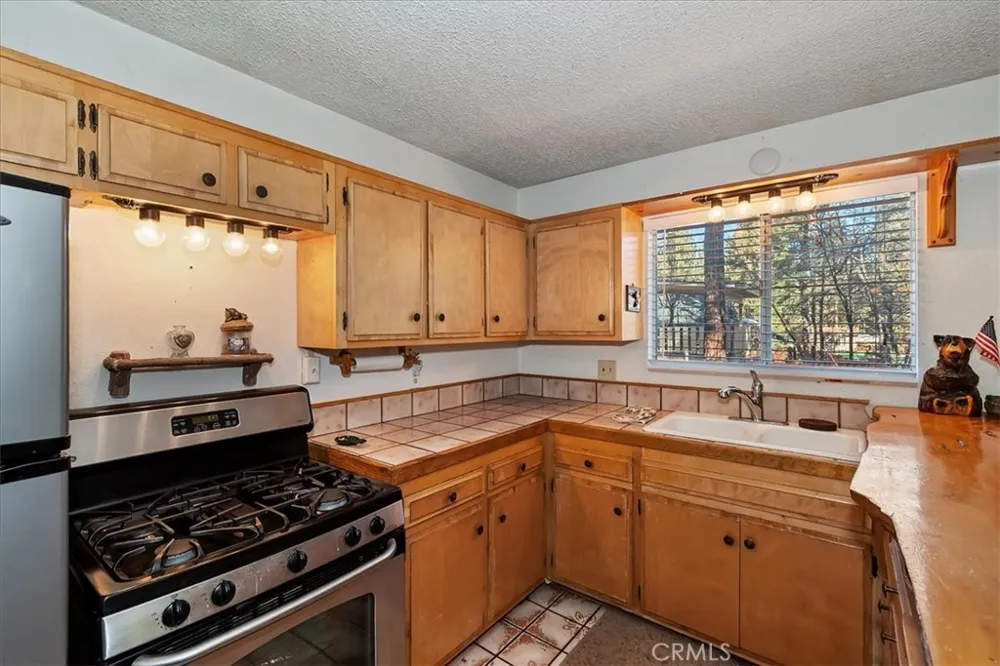 676 Pine Lane Sugarloaf, CA 92386