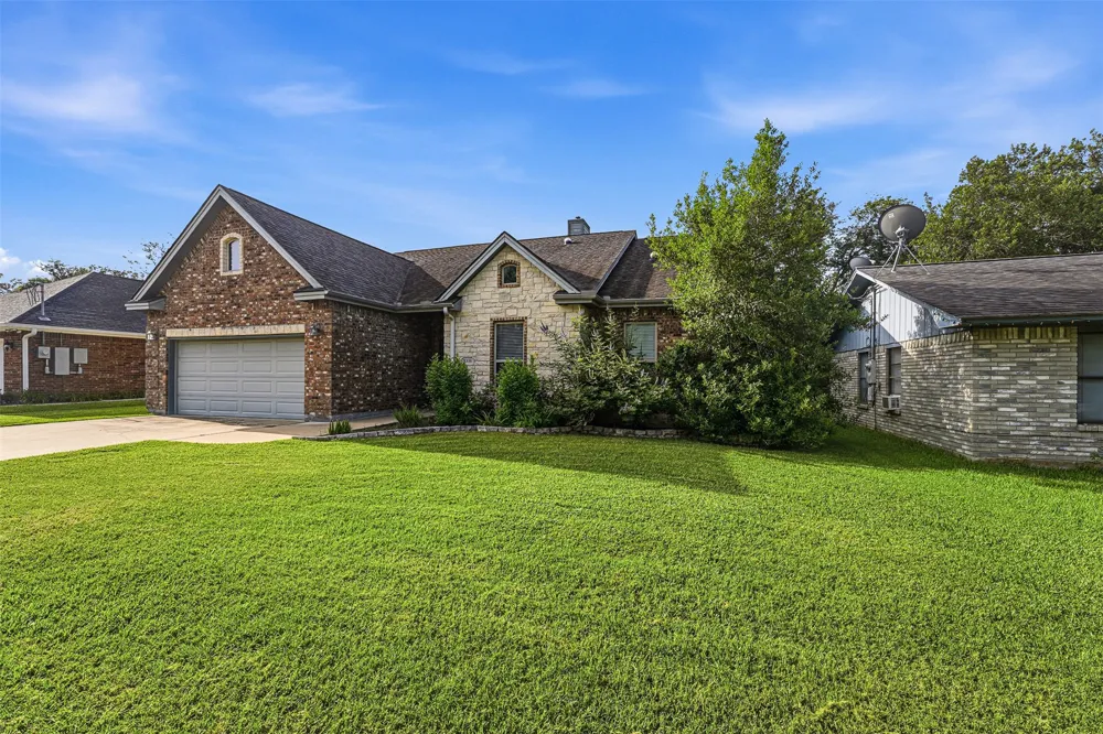 1338 Donovan Street Gonzales, TX 78629