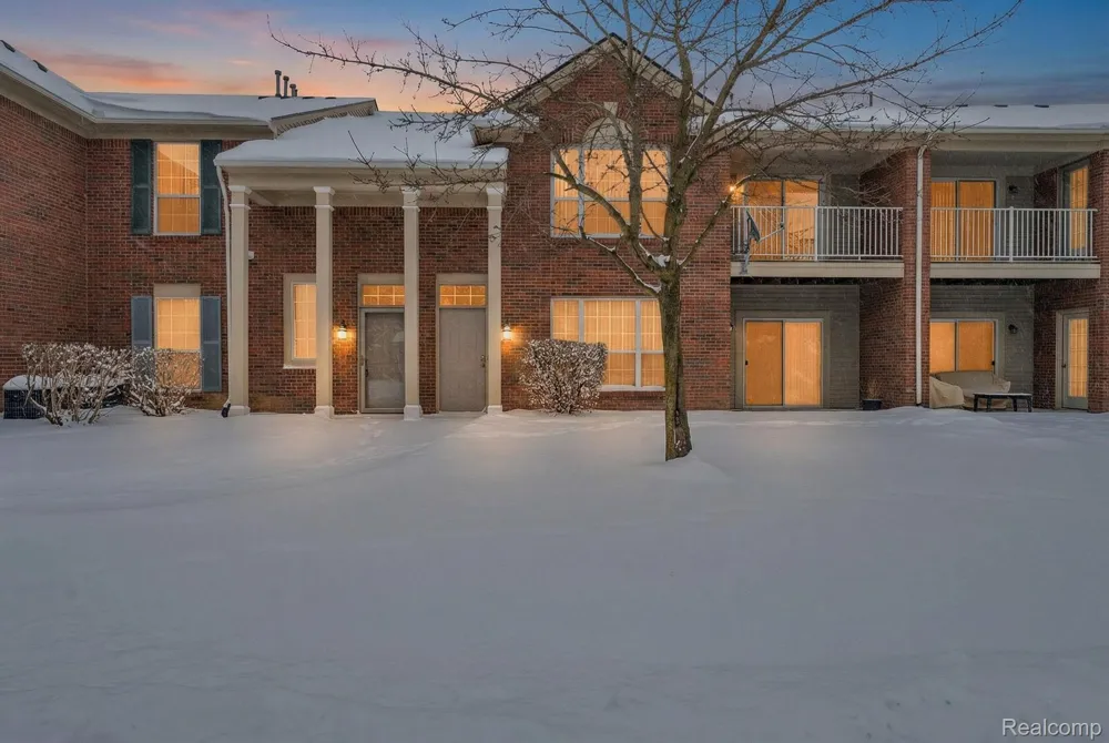 8208 Chesapeake Circle Walled Lake City, MI 48390