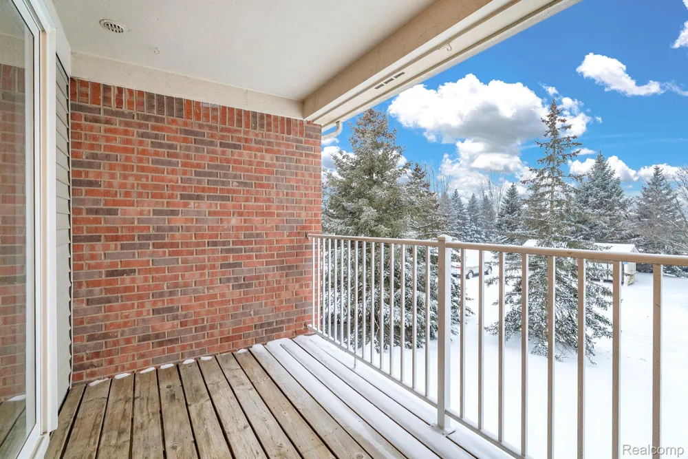 8208 Chesapeake Circle Walled Lake City, MI 48390