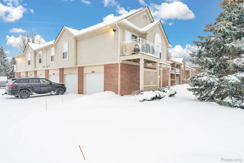 8208 Chesapeake Circle Walled Lake City, MI 48390