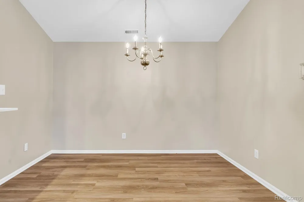 8208 Chesapeake Circle Walled Lake City, MI 48390