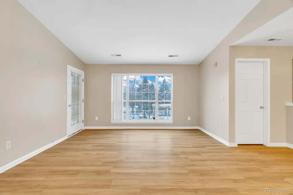 8208 Chesapeake Circle Walled Lake City, MI 48390