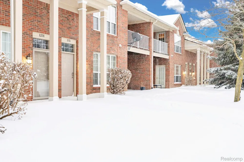 8208 Chesapeake Circle Walled Lake City, MI 48390