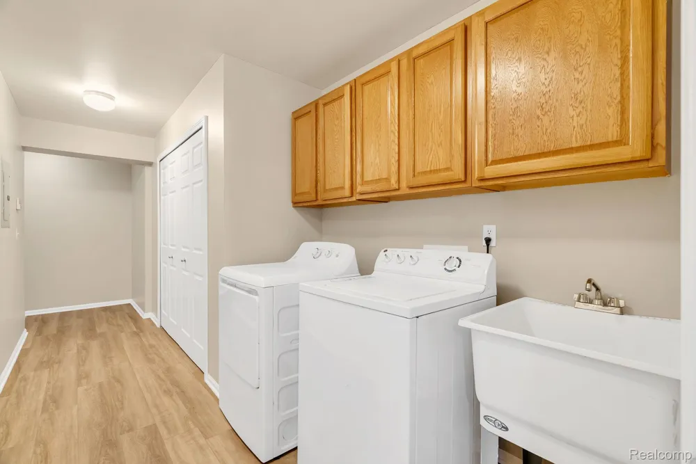 8208 Chesapeake Circle Walled Lake City, MI 48390