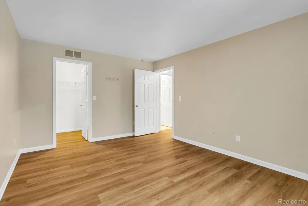8208 Chesapeake Circle Walled Lake City, MI 48390