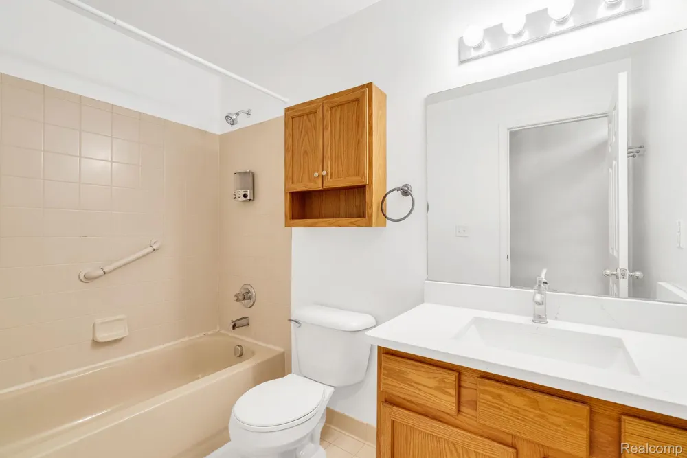 8208 Chesapeake Circle Walled Lake City, MI 48390