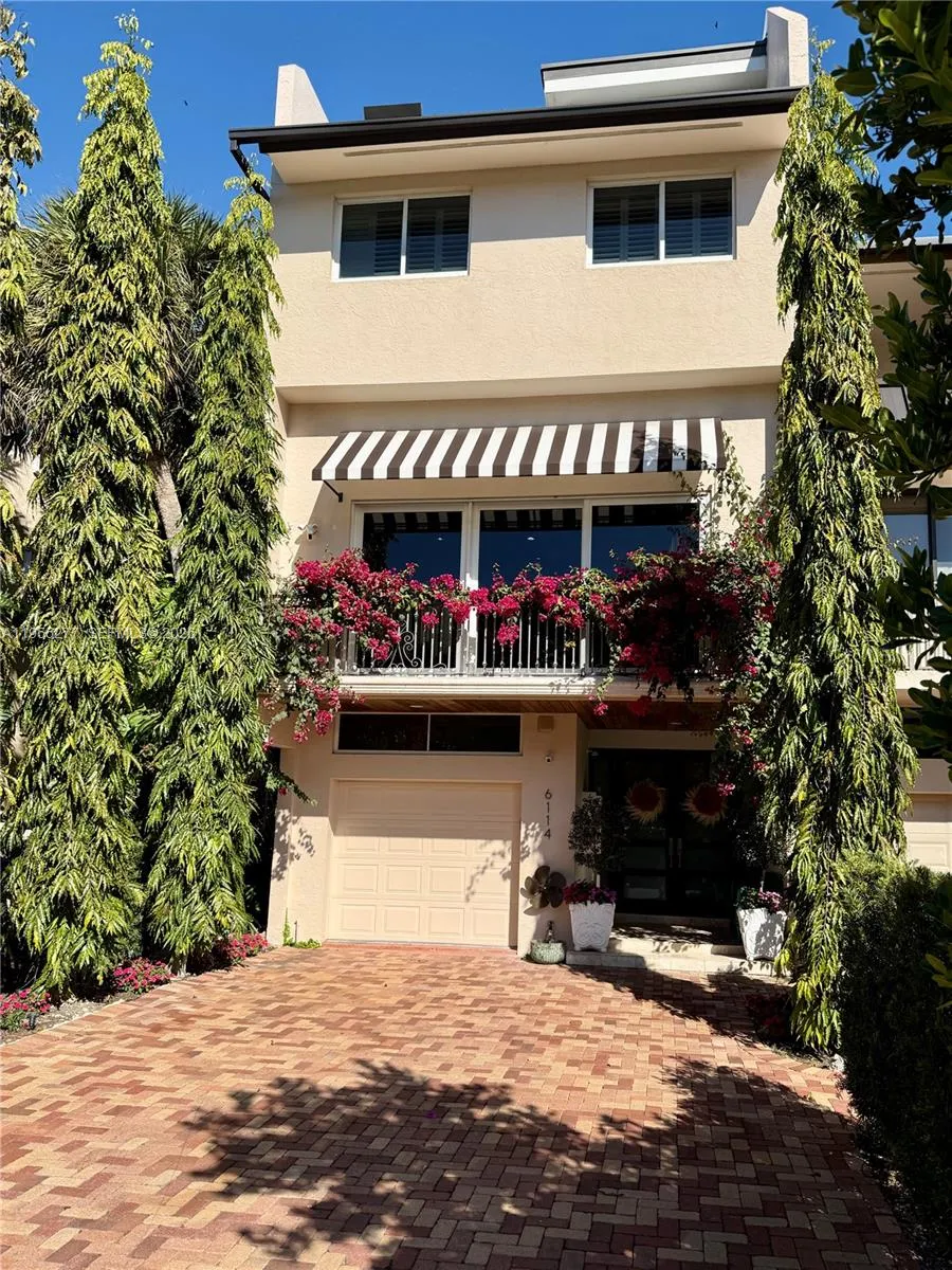 6114 Paradise Point Dr