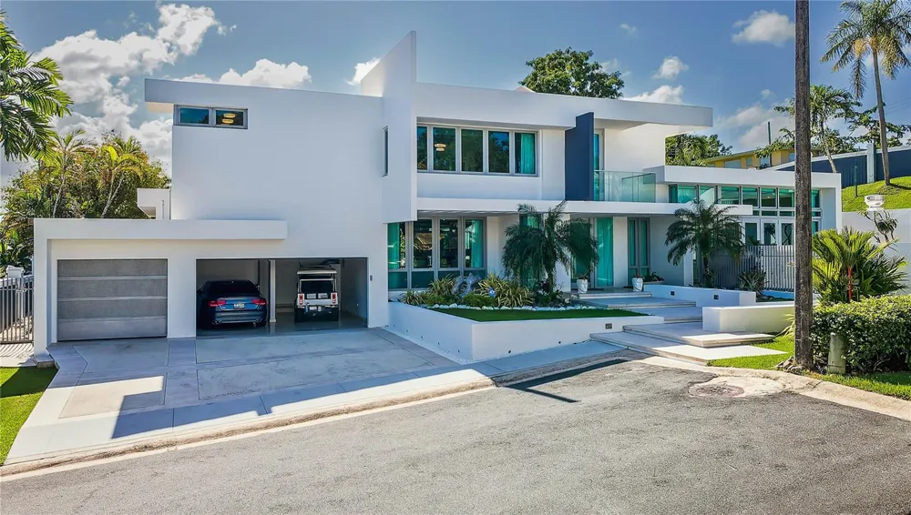 B32 EASTSIDE COURT Guaynabo, PR 00969