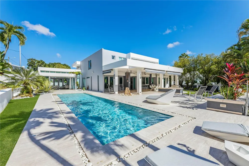B32 EASTSIDE COURT Guaynabo, PR 00969