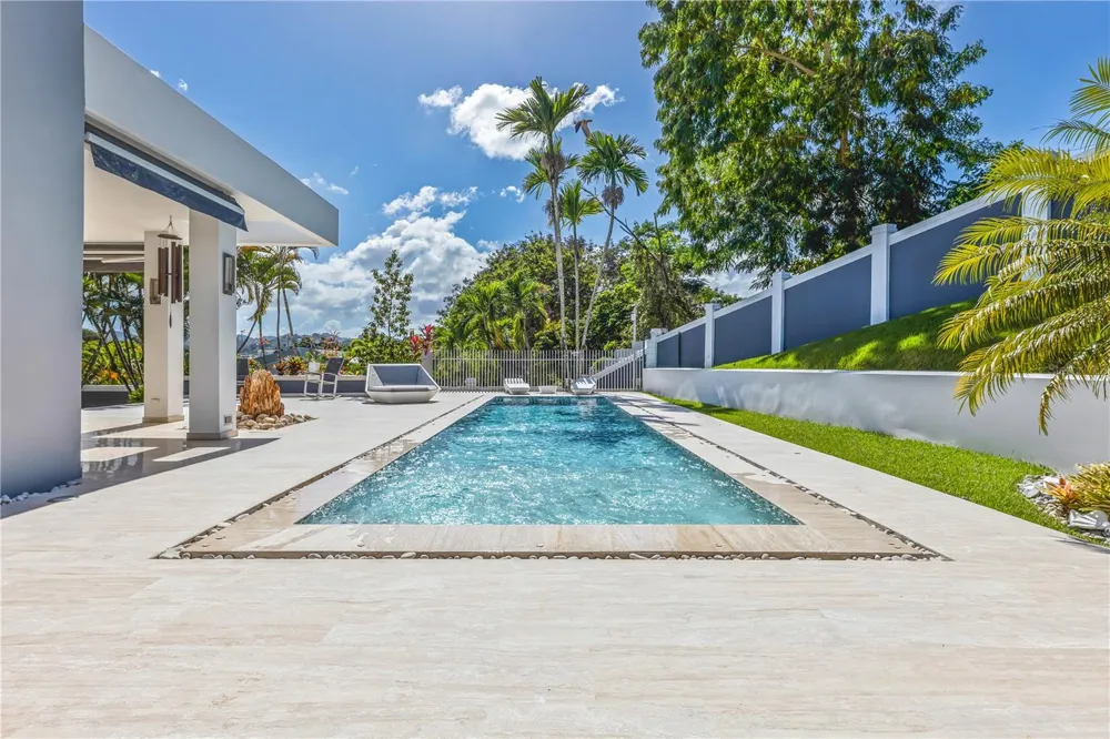B32 EASTSIDE COURT Guaynabo, PR 00969
