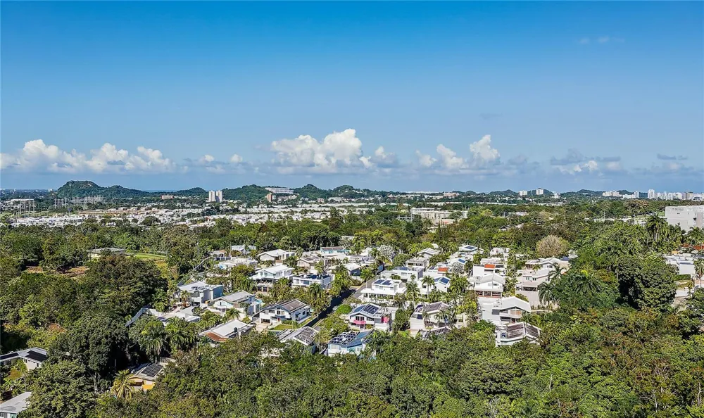 B32 EASTSIDE COURT Guaynabo, PR 00969