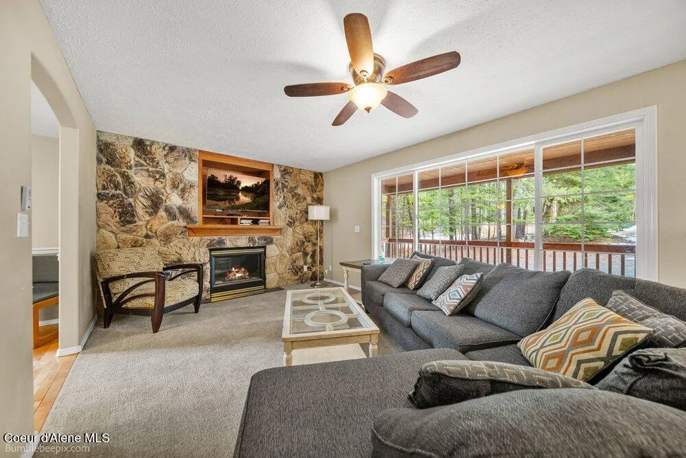 15951 Pinewood Way Hayden, ID 83835