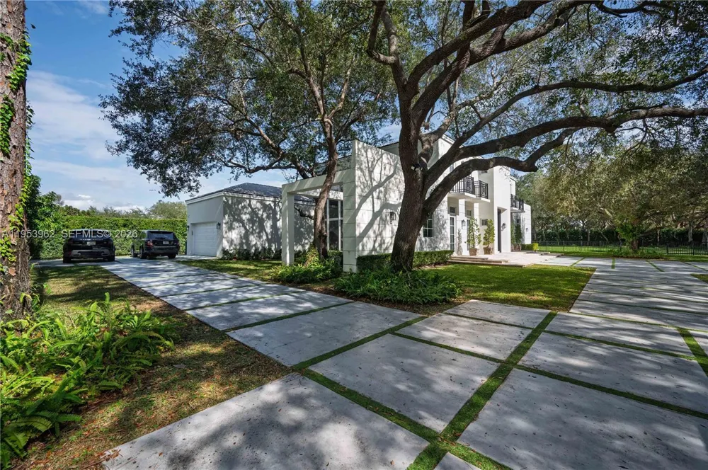 6355 SW 114th St #- Pinecrest, FL 33156