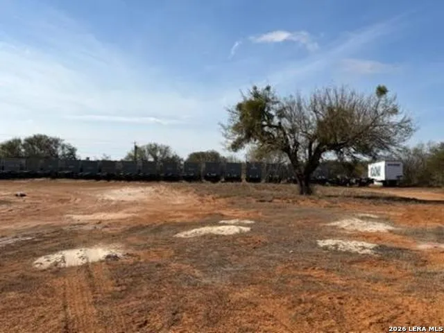 1160 W Highway 85 Dilley, TX 78017