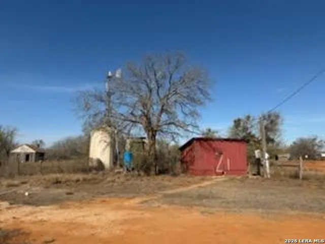 1160 W Highway 85 Dilley, TX 78017