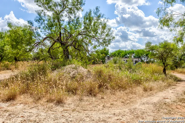 1160 W Highway 85 Dilley, TX 78017