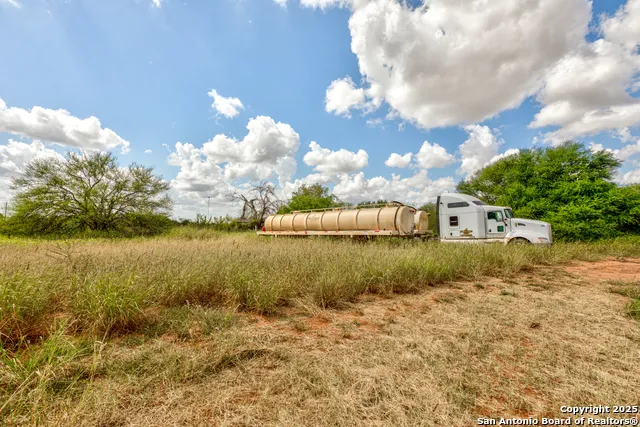 1160 W Highway 85 Dilley, TX 78017