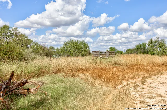 1160 W Highway 85 Dilley, TX 78017