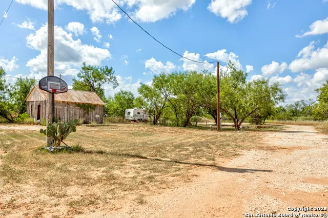 1160 W Highway 85 Dilley, TX 78017