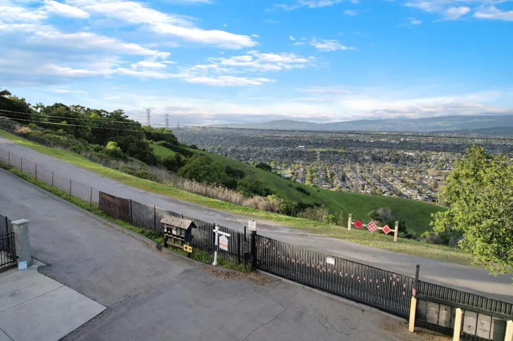 20011 Graystone Lane San Jose, CA 95120