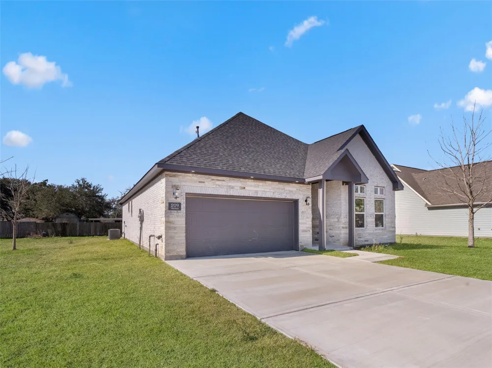 209 Silverleaf Street Sweeny, TX 77480
