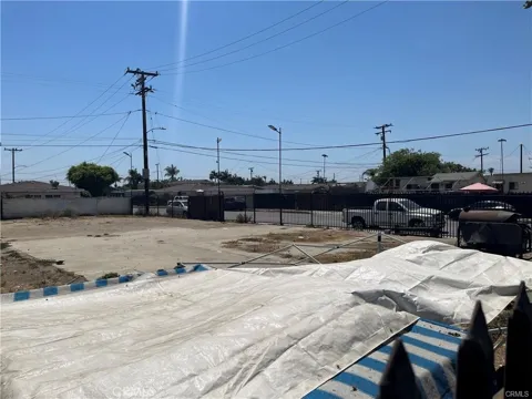 1498 W Compton