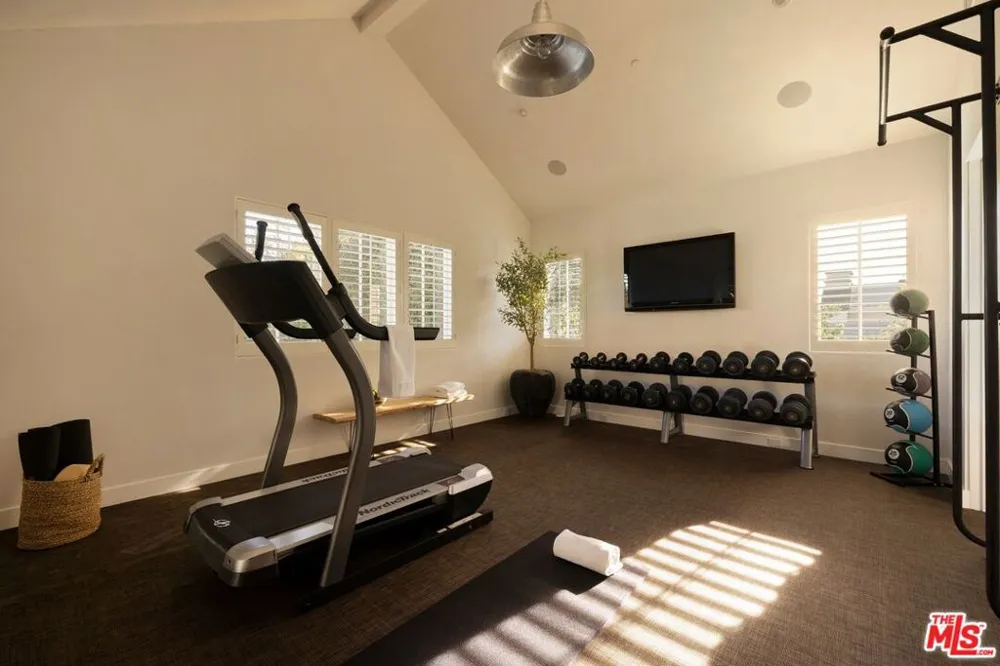 1319 Amalfi Drive Pacific Palisades, CA 90272