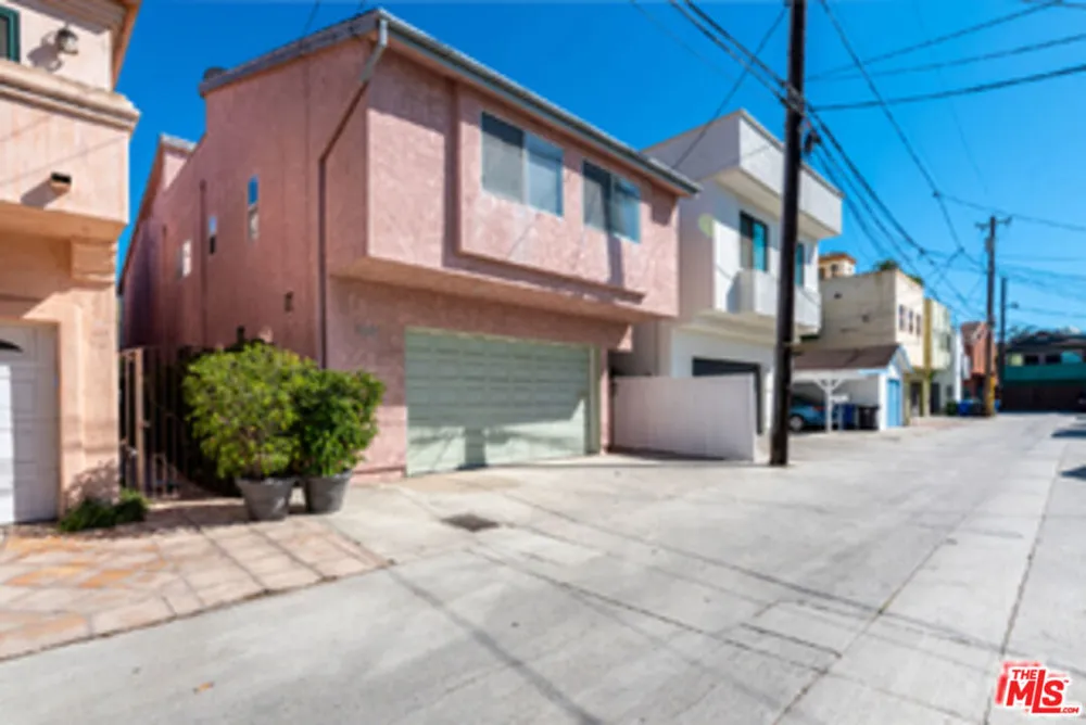 225 Sherman Canal Venice, CA 90291