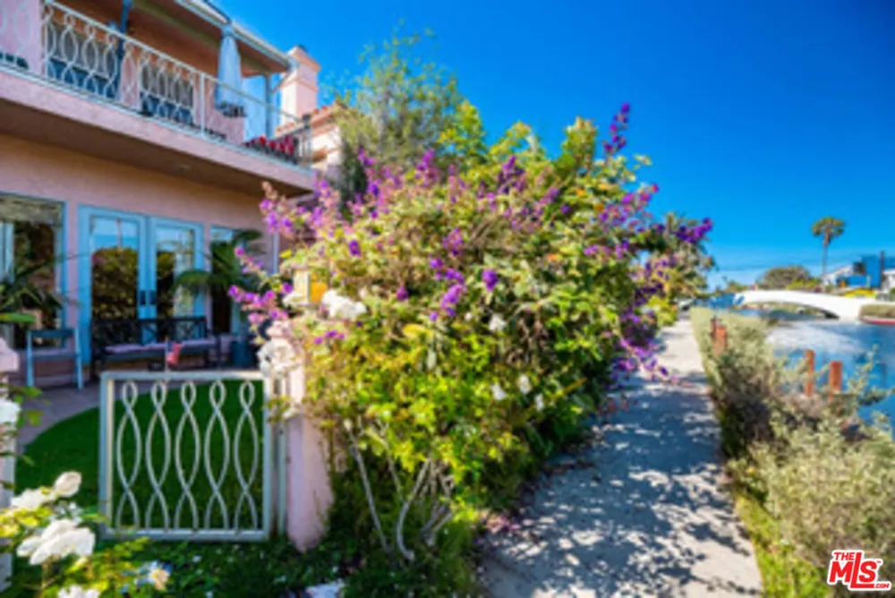 225 Sherman Canal Venice, CA 90291