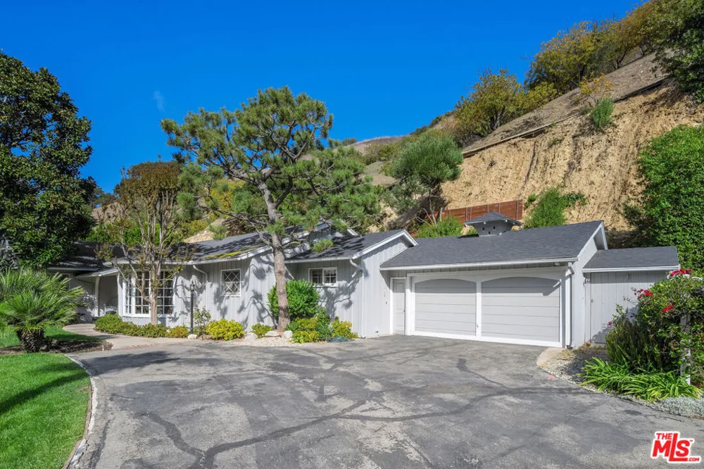 3520 Longridge Avenue