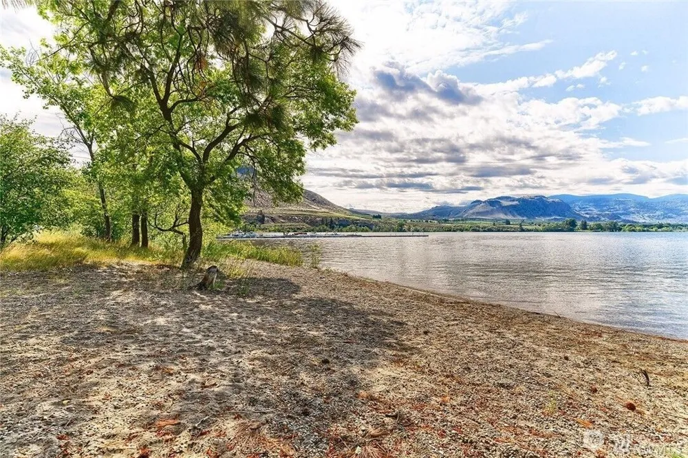 102 Shenanigan Lane Oroville, WA 98844