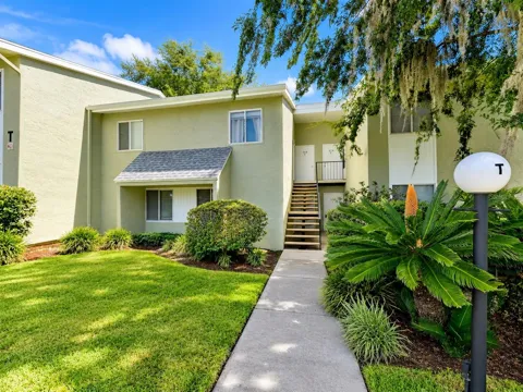 568 BAHIA CIRCLE #B