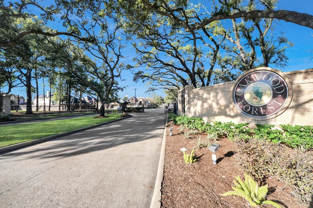 8047 Oakwood Garden Street