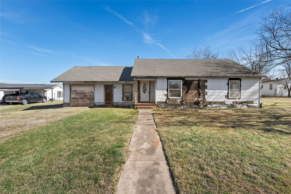310 S 3rd Street Abbott, TX 76621