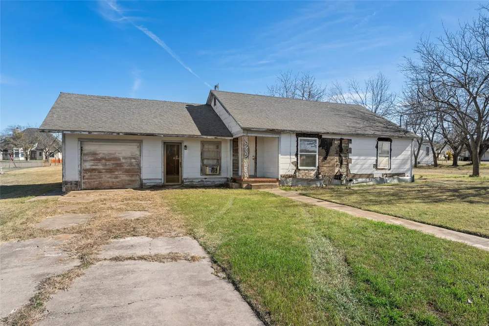 310 S 3rd Street Abbott, TX 76621